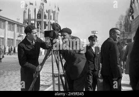 Poznañ, 1949-04. XXII Miêdzynarodowe Targi Poznañskie (23 IV-10 V). NZ. Ekipa filmowa. wb PAP Dok³adny dzieñ wydarzenia nieustalony. Posen, 23. April 1949. Die Internationale Messe Poznan 22nd (23. April bis 10. Mai). Im Bild: Eine Kamerateam. wb PAP Stockfoto