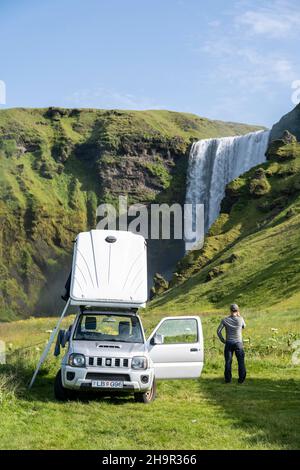 Skogafoss Wasserfall im Sommer bei schönem Wetter, Skogar, Sudurland, Südisland, Island Stockfoto