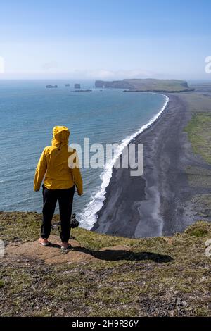 Wanderer mit Blick auf Reynisfjara Beach, Black Sand Beach, Dyrholaey, Südisland, Island Stockfoto