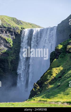 Skogafoss Wasserfall im Sommer bei schönem Wetter, Skogar, Sudurland, Südisland, Island Stockfoto