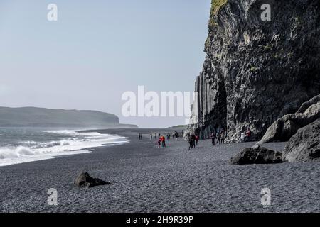 Basaltsäulen, Blick über den Reynisfjara Beach, Black Sand Beach, Dyrholaey, Südisland, Island Stockfoto