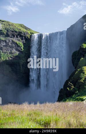 Skogafoss Wasserfall im Sommer bei schönem Wetter, Skogar, Sudurland, Südisland, Island Stockfoto