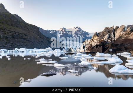 Svinafellsjoekull-Gletscher, Hvannadalshnukur-Berg im Hintergrund, Vatnajoekull-Nationalpark, Skaftafell, Südisland, Island Stockfoto