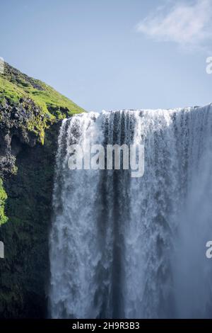 Skogafoss Wasserfall im Sommer bei schönem Wetter, Skogar, Sudurland, Südisland, Island Stockfoto