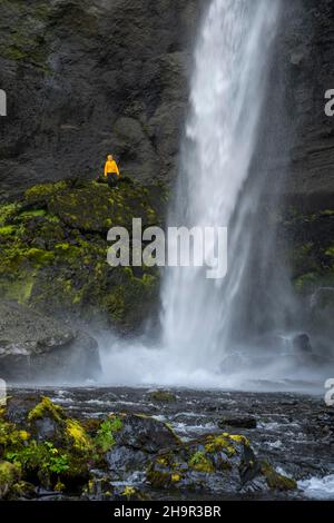 Skogafoss Wasserfall im Sommer bei schönem Wetter, Skogar, Sudurland, Südisland, Island Stockfoto