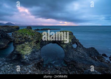 Gatklettur in der morgendlichen Atmosphäre, Felsbogen im Meer, Arnarstapi, Snaefellsnes Peninsula, Westisland, Island Stockfoto