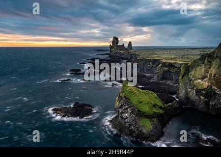 Basaltgestein Londrangar, Klippe, Hellnar, Snaefellsnes Halbinsel, Westisland, Island Stockfoto