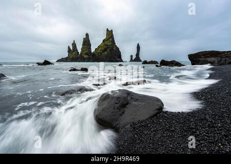 Felsennadeln Reynisdrangar, Black Sand Beach Reynisfjara, Vik i Myrdal, Suourland, Südisland, Island Stockfoto