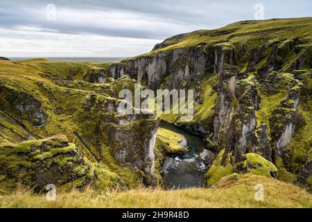 Fjäorargljufur Canyon, Fjädrargljufur, tiefe Schlucht, in der Nähe von Kirkjubaejarklaustur, Südisland, Island Stockfoto