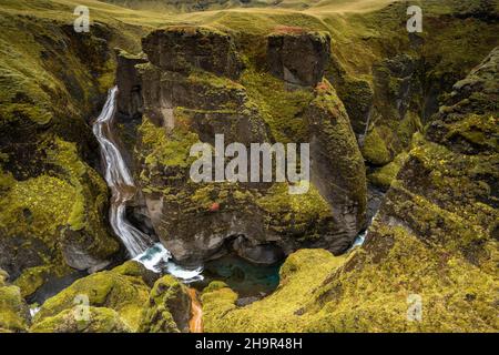 Fjäorargljufur Canyon, Fjädrargljufur, Wasserfall, tiefe Schlucht, in der Nähe von Kirkjubaejarklaustur, Südisland, Island Stockfoto