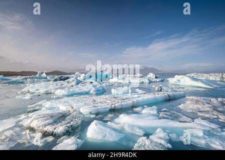 Joekulsarlon Glacier Lagoon, Eisberge mit Gletscher, Vatnajoekull National Park, Hornafjoerour, Südisland, Island Stockfoto