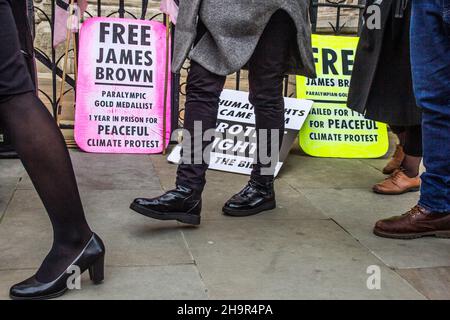 London, England, Großbritannien. 8th Dez 2021. Royal Courts of Justice, London, Großbritannien, 8th. Dezember 2021. Umweltschützer versammeln sich vor den Königlichen Gerichtshöfen, um James Brown, 56, zu unterstützen, dem blinden zweimalligen paralympischen Goldmedaillengewinnerin, der im Oktober 2019 im HM-Gefängnis Wandsworth festgehalten wurde, weil er auf ein Flugzeug kletterte und seine Hände daran klebte. James Brown, der im vergangenen September zu zwölf Monaten Haft verurteilt wurde, ist der erste pazifistische Umweltschützer, der von der neuen rigorosen Haltung der britischen Regierung gegenüber Protesten getroffen wurde. (Bild: © Sabrina Merolla/ZUMA Press Wire) Stockfoto