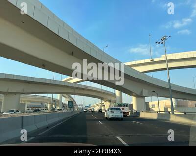 Shamal Road Unterführung und Blick auf die Brücke. Doha Road und Verkehr Stockfoto