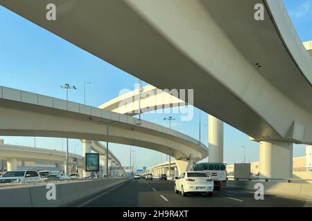 Shamal Road Unterführung und Blick auf die Brücke. Doha Road und Verkehr Stockfoto