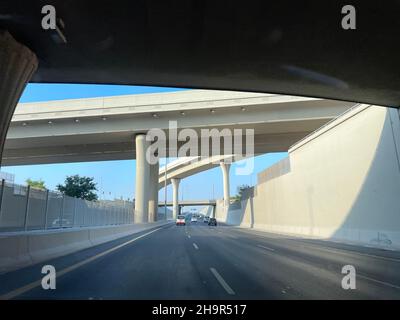 Shamal Road Unterführung und Blick auf die Brücke. Doha Road und Verkehr Stockfoto