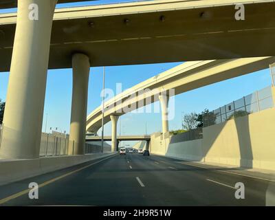 Shamal Road Unterführung und Blick auf die Brücke. Doha Road und Verkehr Stockfoto