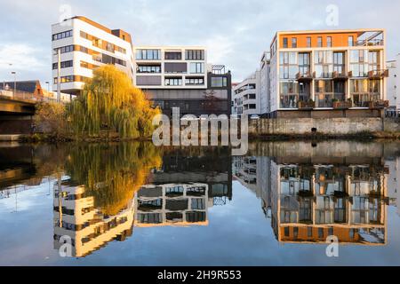 Stadtbild Kassel, Häuser der Unterneustadt spiegeln sich in der Fulda, Hessen, Deutschland Stockfoto