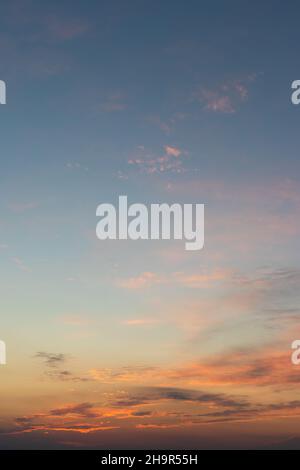 Farbenfroher, vergrabter Himmel nach Sonnenuntergang. Romantischer Himmel mit orangen und blauen Farben. Wolken über dem Horizont Stockfoto