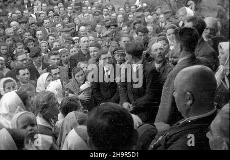 Wilkowice, 1949-04-07. W dniach 2-14 kwietnia przebywa³a w Polsce delegacja ko³choŸników radzieckich. NZ. Spotkanie z rolnikami polskimi. msa PAP Wilkowice, 7. April 1949. Eine Delegation sowjetischer Kolchosarbeiter besuchte Polen vom 2. Bis 14. April. Im Bild: Ein Treffen mit polnischen Bauern. msa PAP Stockfoto