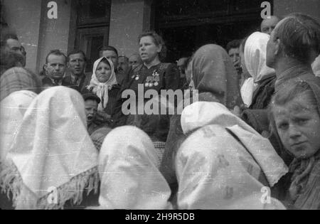 Wilkowice, 1949-04-07. W dniach 2-14 kwietnia przebywa³a w Polsce delegacja ko³choŸników radzieckich. NZ. Spotkanie z rolnikami polskimi. Przemawia ko³choŸnica z ko³chozu 12 paŸdziernik Praskowia Malinina. msa PAP Wilkowice, 7. April 1949. Eine Delegation sowjetischer Kolchosarbeiter besuchte Polen vom 2. Bis 14. April. Im Bild: Ein Treffen mit polnischen Bauern. Arbeiter aus der Kolchosfarm Praskovia Malinina vom Oktober 12. msa PAP Stockfoto