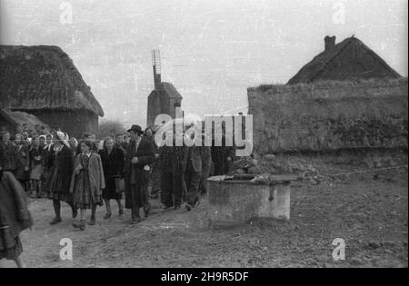 Wilkowice, 1949-04-07. W dniach 2-14 kwietnia przebywa³a w Polsce delegacja ko³choŸników radzieckich. NZ. Spotkanie z rolnikami polskimi. Pochód przez wieœ. msa PAP Wilkowice, 7. April 1949. Eine Delegation sowjetischer Kolchosarbeiter besuchte Polen vom 2. Bis 14. April. Im Bild: Ein Treffen mit polnischen Bauern. Ein marsch durch das Dorf. msa PAP Stockfoto