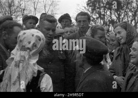 Wilkowice, 1949-04-07. W dniach 2-14 kwietnia przebywa³a w Polsce delegacja ko³choŸników radzieckich. NZ. Spotkanie z rolnikami polskimi. msa PAP Wilkowice, 7. April 1949. Eine Delegation sowjetischer Kolchosarbeiter besuchte Polen vom 2. Bis 14. April. Im Bild: Ein Treffen mit polnischen Bauern. msa PAP Stockfoto