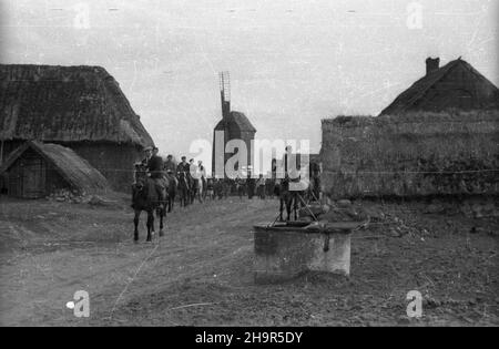 Wilkowice, 1949-04-07. W dniach 2-14 kwietnia przebywa³a w Polsce delegacja ko³choŸników radzieckich. NZ. Spotkanie z rolnikami polskimi. Pochód przez wieœ. msa PAP Wilkowice, 7. April 1949. Eine Delegation sowjetischer Kolchosarbeiter besuchte Polen vom 2. Bis 14. April. Im Bild: Ein Treffen mit polnischen Bauern. Ein marsch durch das Dorf. msa PAP Stockfoto