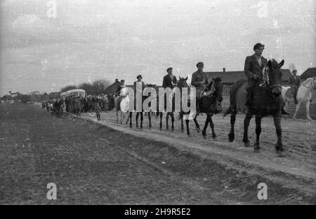 Wilkowice, 1949-04-07. W dniach 2-14 kwietnia przebywa³a w Polsce delegacja ko³choŸników radzieckich. NZ. Spotkanie z rolnikami polskimi. Na pierwszym planie ch³opska stra¿ honorowa na koniach. msa PAP Wilkowice, 7. April 1949. Eine Delegation sowjetischer Kolchosarbeiter besuchte Polen vom 2. Bis 14. April. Im Bild: Ein Treffen mit polnischen Bauern. Im Vordergrund eine Bauerngarde der Ehre auf Pferden. msa PAP Stockfoto