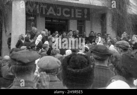 Wilkowice, 1949-04-07. W dniach 2-14 kwietnia przebywa³a w Polsce delegacja ko³choŸników radzieckich. NZ. Spotkanie z rolnikami polskimi. Przemawia przewodnicz¹cy ko³chozu im. Czka³owa na Ukrainie Aleksy Szczerbina. msa PAP Wilkowice, 7. April 1949. Eine Delegation sowjetischer Kolchosarbeiter besuchte Polen vom 2. Bis 14. April. Im Bild: Ein Treffen mit polnischen Bauern. Leiter der Czekhalov Kollektivfarm in der Ukraine Aleksy Schtscherbina sprechen. msa PAP Stockfoto