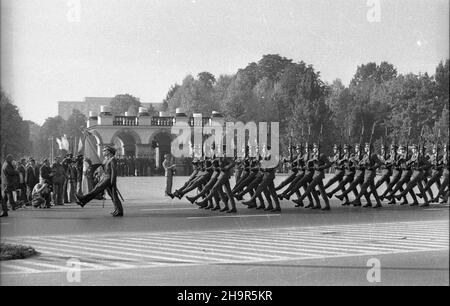 Warszawa, 1976-10-12. W latach powojennych zaniechano obchodów Œwiêta Wojska Polskiego i ustanowiono Dzieñ Wojska Polskiego (12 paŸdziernika) - upamiêtniaj¹c w ten sposób chrzest bojowy 1 DP im. Tadeusza Koœciuszki pod Lenino. Ad PAP/Henryk Rosiak Warschau, 12. Oktober 1976. Die polnischen Behörden der Nachkriegszeit änderten das Datum des polnischen Armeetag. Es wurde am 12. Oktober zum Gedenken an die Schlacht von 1st der polnischen Division Tadeusz Kosciuszko 1st in der Nähe des Dorfes Lenino gegründet. Ad PAP/Henryk Rosiak Stockfoto