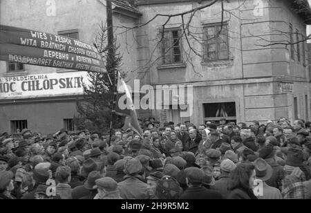 Pszenno, 1949-04-09. W dniach 2-14 kwietnia przebywa³a w Polsce delegacja ko³choŸników radzieckich. Dolny Œl¹sk. Wizyta w zespole produkcyjnym im. gen. Karola Œwierczewskiego. msa PAP Pszenno, 9. April 1949. Eine Delegation sowjetischer Kolchosarbeiter besuchte Polen vom 2. Bis 14. April. Die Region Niederschlesien. Ein Besuch im Gen. Karol Swierczewski Produktionswerk. msa PAP Stockfoto