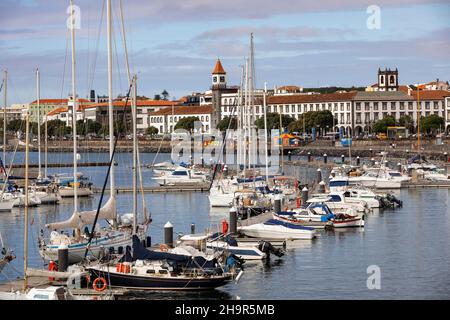 Blick über den Hafen und die Promenade von Ponta Delgada, Sao Miguel Island, Azoren, Portugal Stockfoto