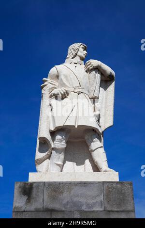 Altes Stadttor mit Denkmal für den Entdecker Goncalo Velho Cabral, Ponta Delgada, Sao Miguel Island, Portuga, .Europa Stockfoto