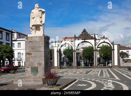 Altes Stadttor mit Denkmal für den Entdecker Goncalo Velho Cabral, Ponta Delgada, Sao Miguel Island, Portuga, .Europa Stockfoto