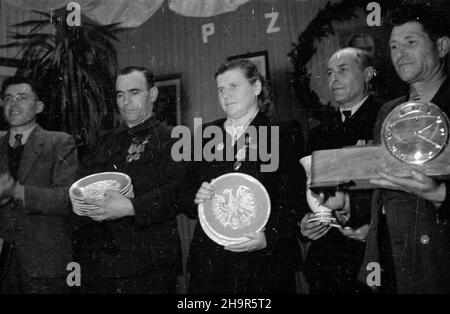 Pszenno, 1949-04-09. W dniach 2-14 kwietnia przebywa³a w Polsce delegacja ko³choŸników radzieckich. Dolny Œl¹sk. Wizyta w zespole produkcyjnym im. gen. Karola Œwierczewskiego. NZ. goœcie radzieccy z otrzymanymi prezentami w Domu Ludowym. Stoj¹ m.in.: dojarka z ko³chozu Czerwona Gwiazda Maria Sawczenko (3P), delegat Kuncewicz (2P), przewodnicz¹cy ko³chozu im. Czka³owa na Ukrainie Aleksy Szczerbina (1P). msa PAP Pszenno, 9. April 1949. Eine Delegation sowjetischer Kolchosarbeiter besuchte Polen vom 2. Bis 14. April. Die Region Niederschlesien. Ein Besuch bei der Gen. Karol Swierczewski Produktion Stockfoto