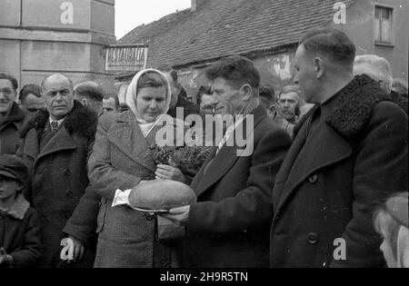 Pszenno, 1949-04-09. W dniach 2-14 kwietnia przebywa³a w Polsce delegacja ko³choŸników radzieckich. Dolny Œl¹sk. Wizyta w zespole produkcyjnym im. gen. Karola Œwierczewskiego. NZ. m.in.: delegat Kuncewicz (2L), dojarka z ko³chozu Czerwona Gwiazda Maria Sawczenko (3L), przewodnicz¹cy ko³chozu im. Czka³owa na Ukrainie Aleksy Szczerbina (2P). msa PAP Pszenno, 9. April 1949. Eine Delegation sowjetischer Kolchosarbeiter besuchte Polen vom 2. Bis 14. April. Die Region Niederschlesien. Besuch im Gen. Karol Swierczewski Produktionswerk. Im Bild: Delegierter Kuncevitch (2nd links), Melker von Th Stockfoto