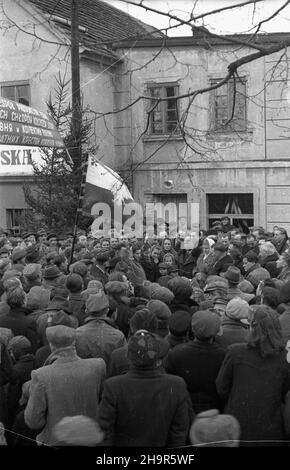 Pszenno, 1949-04-09. W dniach 2-14 kwietnia przebywa³a w Polsce delegacja ko³choŸników radzieckich. Dolny Œl¹sk. Wizyta w zespole produkcyjnym im. gen. Karola Œwierczewskiego. msa PAP Pszenno, 9. April 1949. Eine Delegation sowjetischer Kolchosarbeiter besuchte Polen vom 2. Bis 14. April. Die Region Niederschlesien. Ein Besuch im Gen. Karol Swierczewski Produktionswerk. msa PAP Stockfoto