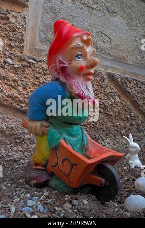 Gartengenom mit Schubkarre Stockfoto