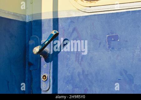 Blaue Wagentür auf Zug, baufällig, Deutsche Bundesbahn, Schienenfahrzeug, Dampflokomotive, Diesellokomotive, Rangierbahnhof, DB, baufällig Stockfoto