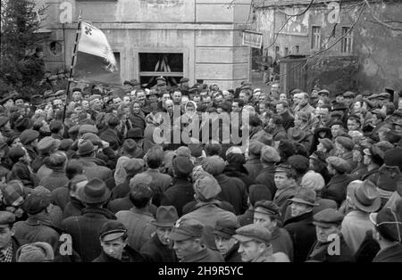 Pszenno, 1949-04-09. W dniach 2-14 kwietnia przebywa³a w Polsce delegacja ko³choŸników radzieckich. Dolny Œl¹sk. Wizyta w zespole produkcyjnym im. gen. Karola Œwierczewskiego. msa PAP Pszenno, 9. April 1949. Eine Delegation sowjetischer Kolchosarbeiter besuchte Polen vom 2. Bis 14. April. Die Region Niederschlesien. Ein Besuch im Gen. Karol Swierczewski Produktionswerk. msa PAP Stockfoto