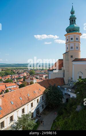 Blick vom Grenzturm des Schlosses auf den Schlossturm und Innenhof, Mikulov, Nikolsburg, Breclav-Viertel, Jihomoravsky-Region Stockfoto