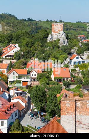 Blick vom Grenzturm des Schlosses auf die Altstadt, hinten Kozi hradek, Pulverturm auf Gaisberg, Mikulov, Nikolsburg, Breclav Stockfoto