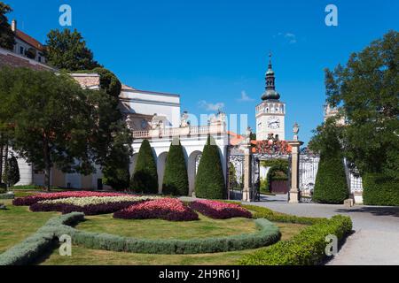 Schlosspark und Turm der St. Wenzelskirche, Mikulov, Nikolsburg, Breclav-Bezirk, Jihomoravsky-Region, Südmähren, Tschechische Republik Stockfoto