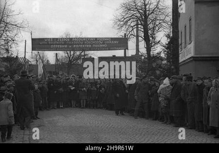 Pszenno, 1949-04-09. W dniach 2-14 kwietnia przebywa³a w Polsce delegacja ko³choŸników radzieckich. Dolny Œl¹sk. Wizyta w zespole produkcyjnym im. gen. Karola Œwierczewskiego. NZ. mieszkañcy wsi czekaj¹ na przybycie delegatów radzieckich. msa PAP Pszenno, 9. April 1949. Eine Delegation sowjetischer Kolchosarbeiter besuchte Polen vom 2. Bis 14. April. Die Region Niederschlesien. Besuch im Gen. Karol Swierczewski Produktionswerk. Im Bild: Dorfbewohner warten auf die sowjetischen Gäste. msa PAP Stockfoto