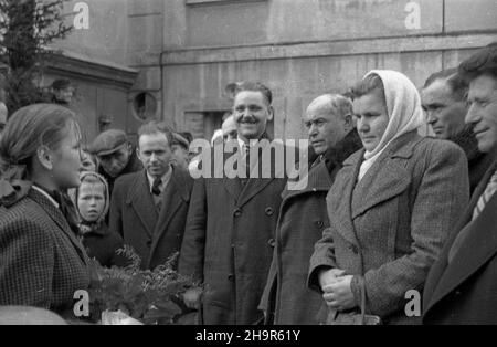 Pszenno, 1949-04-09. W dniach 2-14 kwietnia przebywa³a w Polsce delegacja ko³choŸników radzieckich. Dolny Œl¹sk. Wizyta w zespole produkcyjnym im. gen. Karola Œwierczewskiego. NZ. m.in.: cz³onek Biura Organizacyjnego Komitetu Centralnego i kierownik Wydzia³u Rolnego Komitetu Centralnego Polskiej Zjednoczonej Partii Robotniczej (KC PZPR) Hilary Che³chowski (5P), delegat Kuncewicz (4P), dojarka z ko³chozu Czerwona Gwiazda Maria Sawczenko (3P) przewodnicz¹cy ko³chozu. Czka³owa na Ukrainie Aleksy Szczerbina (1P). msa PAP Pszenno, 9. April 1949. Eine Delegation des sowjetischen Kolchos wor Stockfoto