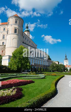 Burg Mikulov oder Nikolsburg, St. Wenzelskirche auf der rechten Seite, Mikulov, Breclav District, Jihomoravsky Region, Südmähren, Tschechische Republik Stockfoto