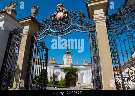 Tor zum Mikulov Schloss oder Nikolsburg, St. Wenzelskirche, Mikulov, Breclav Bezirk, Jihomoravsky Region, Südmähren, Tschechische Republik Stockfoto