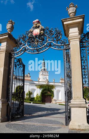 Tor zum Mikulov Schloss oder Nikolsburg, St. Wenzelskirche, Mikulov, Breclav Bezirk, Jihomoravsky Region, Südmähren, Tschechische Republik Stockfoto