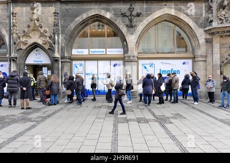Schlange von Menschen vor der Zweigstelle des Impfzentrums im Rathaus, München, Bayern, Deutschland Stockfoto