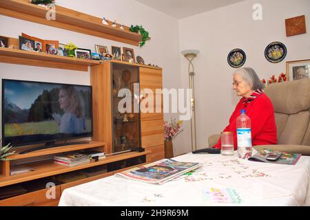 Alte Frau, Senioren, 84 Jahre, sitzt vor dem Fernseher, München, Bayern, Deutschland Stockfoto